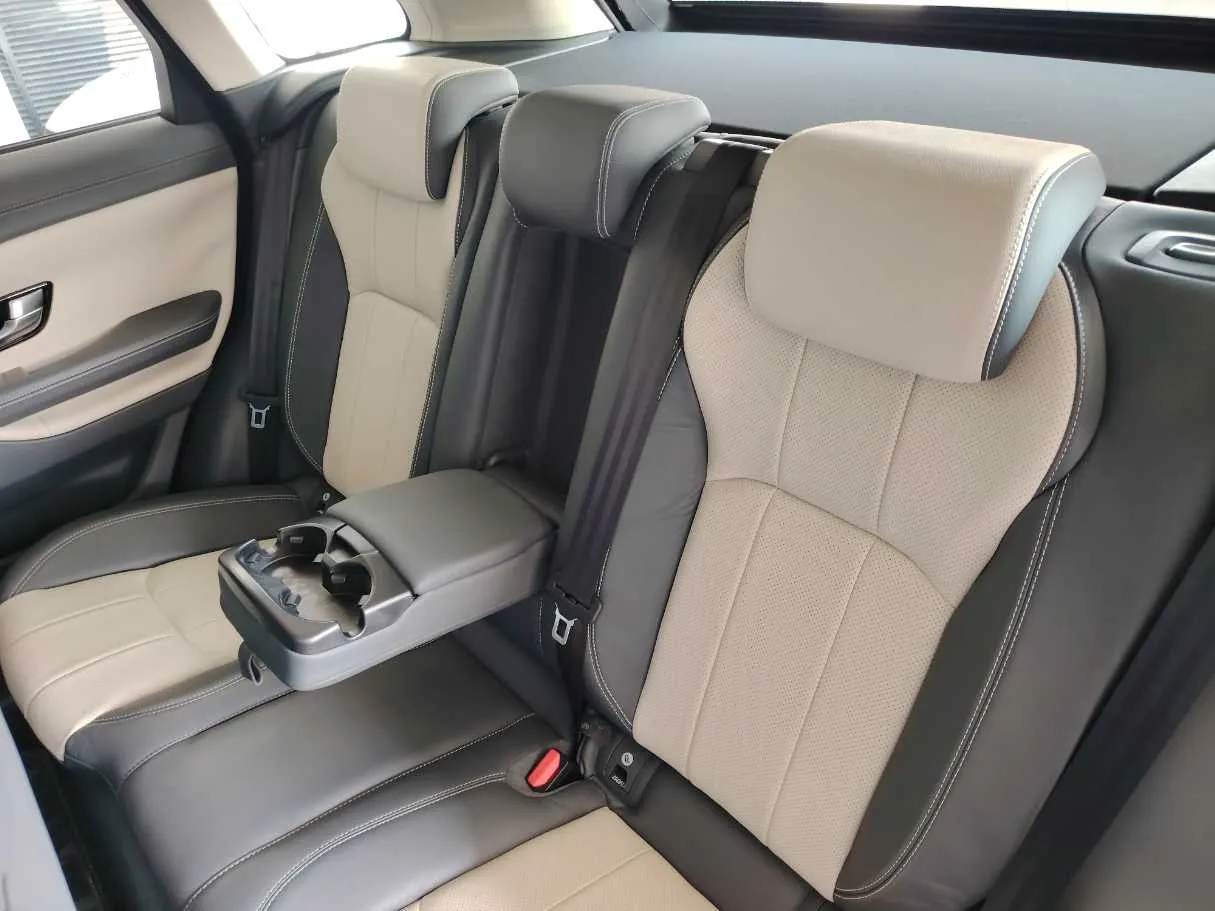 Car image 15