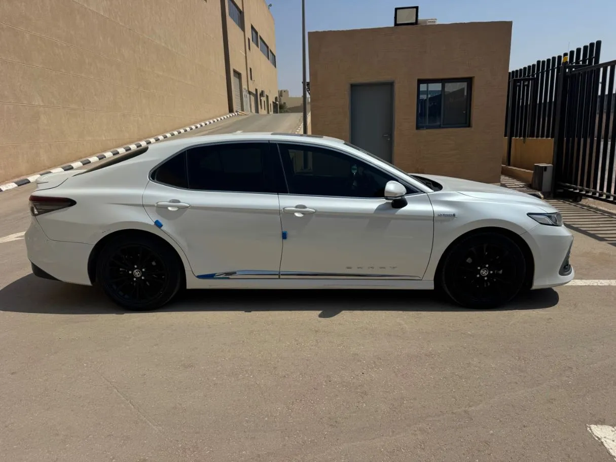 Car image 4
