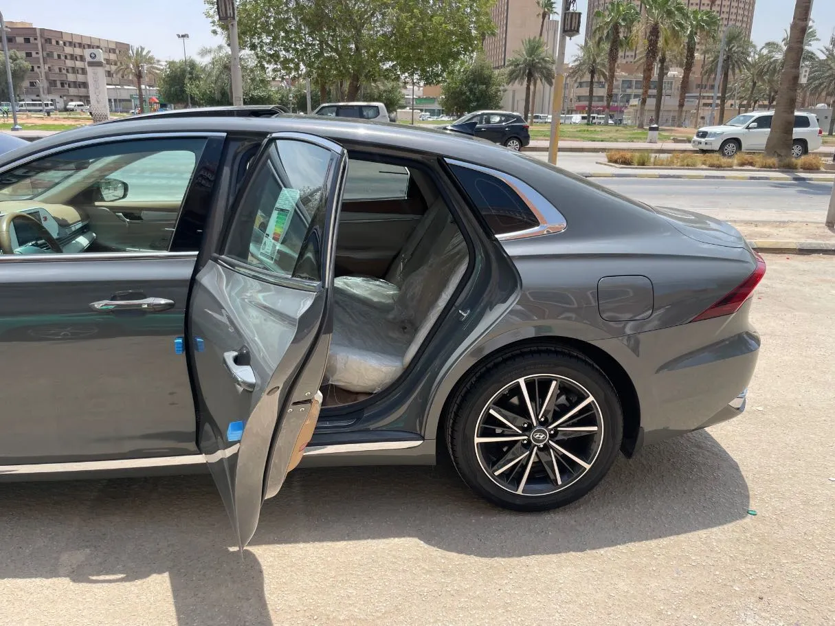Car image 15