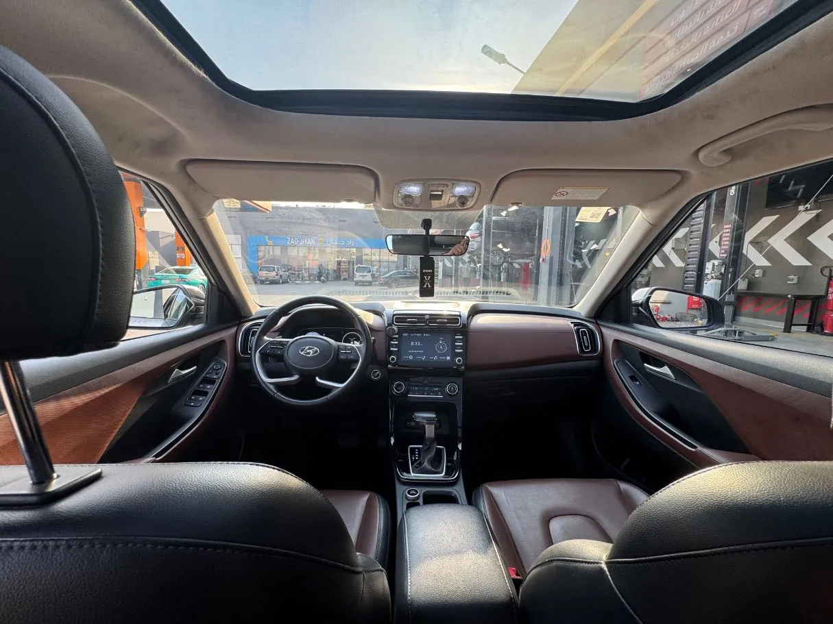 Car image 10