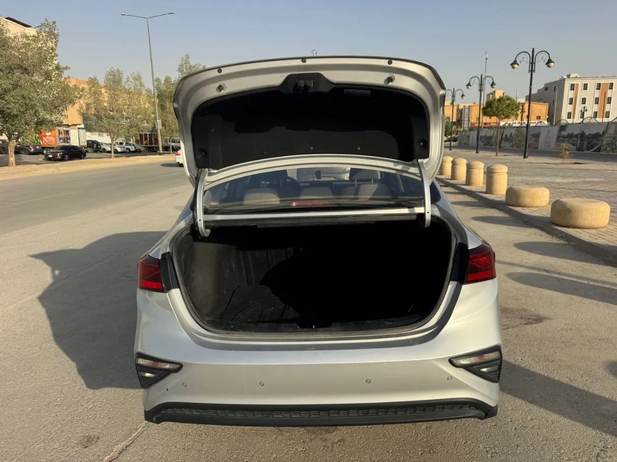 Car image 19