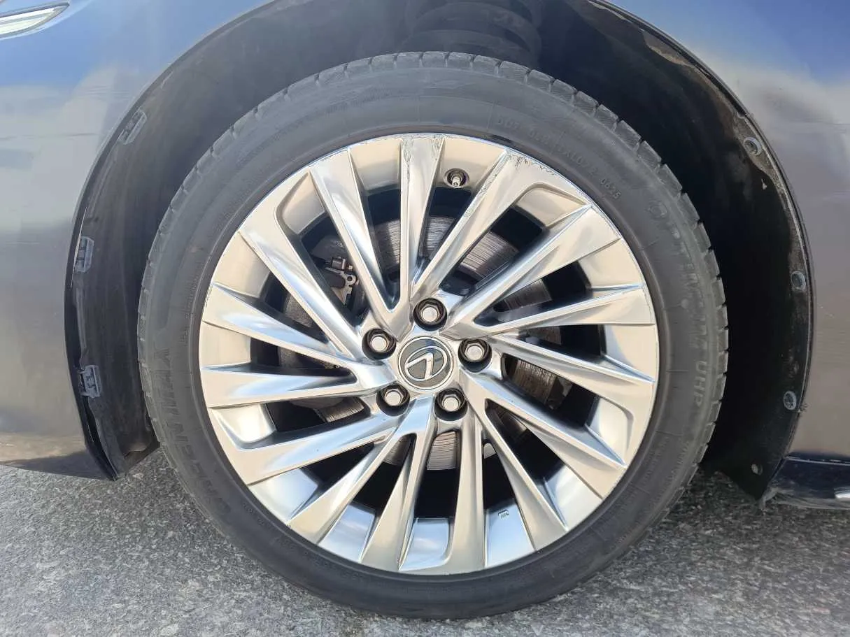Car image 10