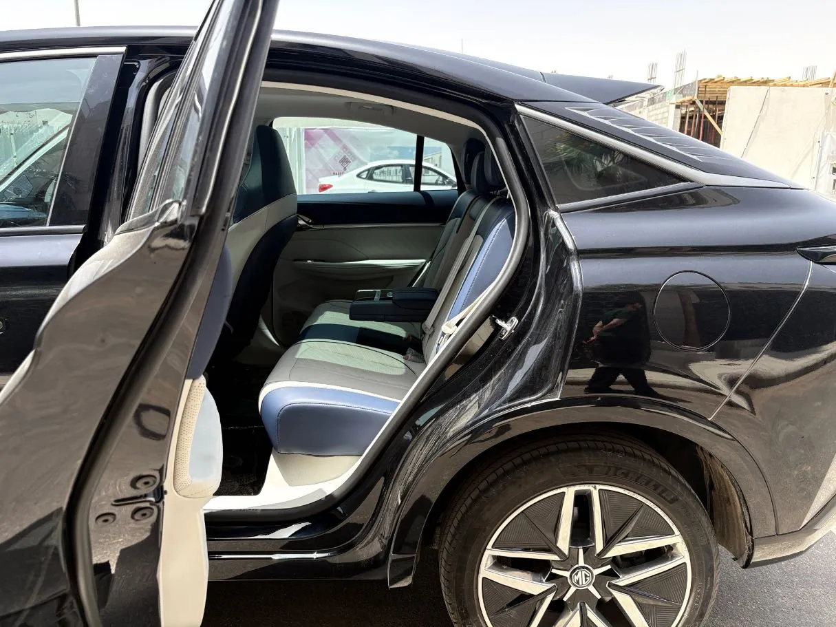 Car image 15