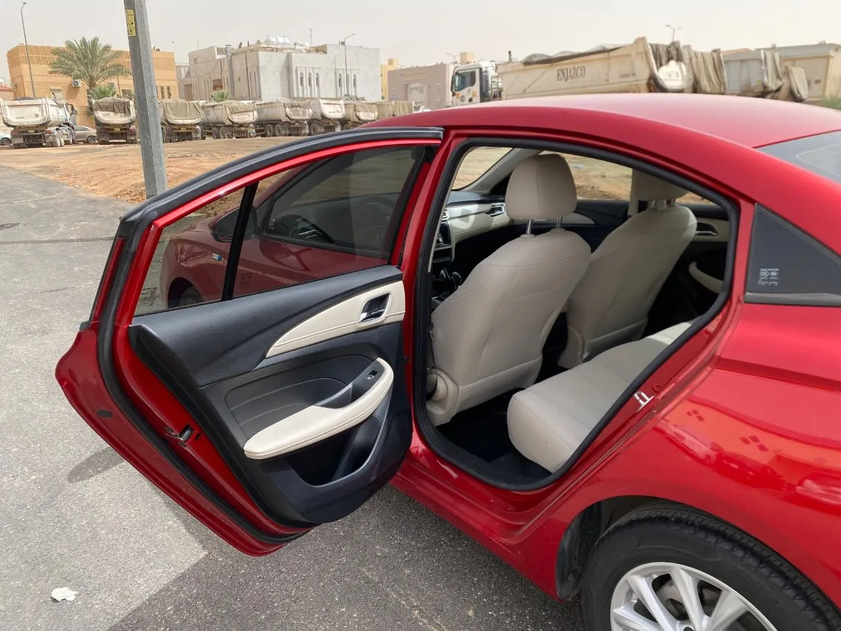 Car image 11