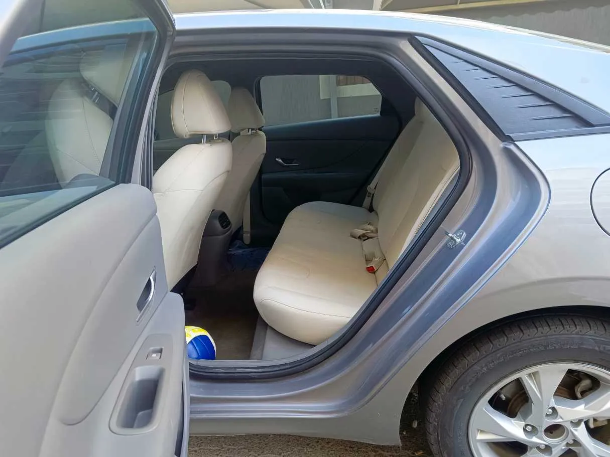 Car image 18