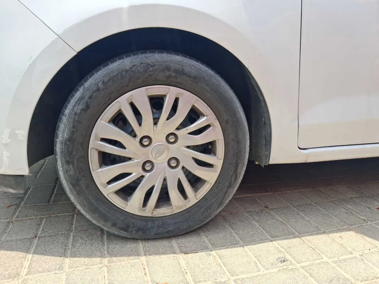 Car image 8