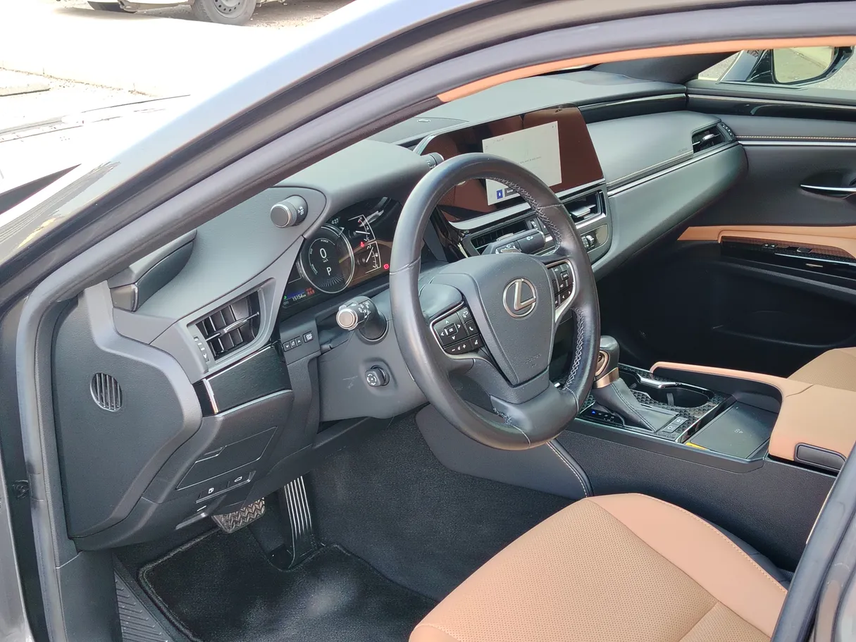 Car image 12