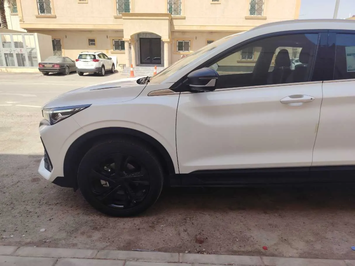Car image 9
