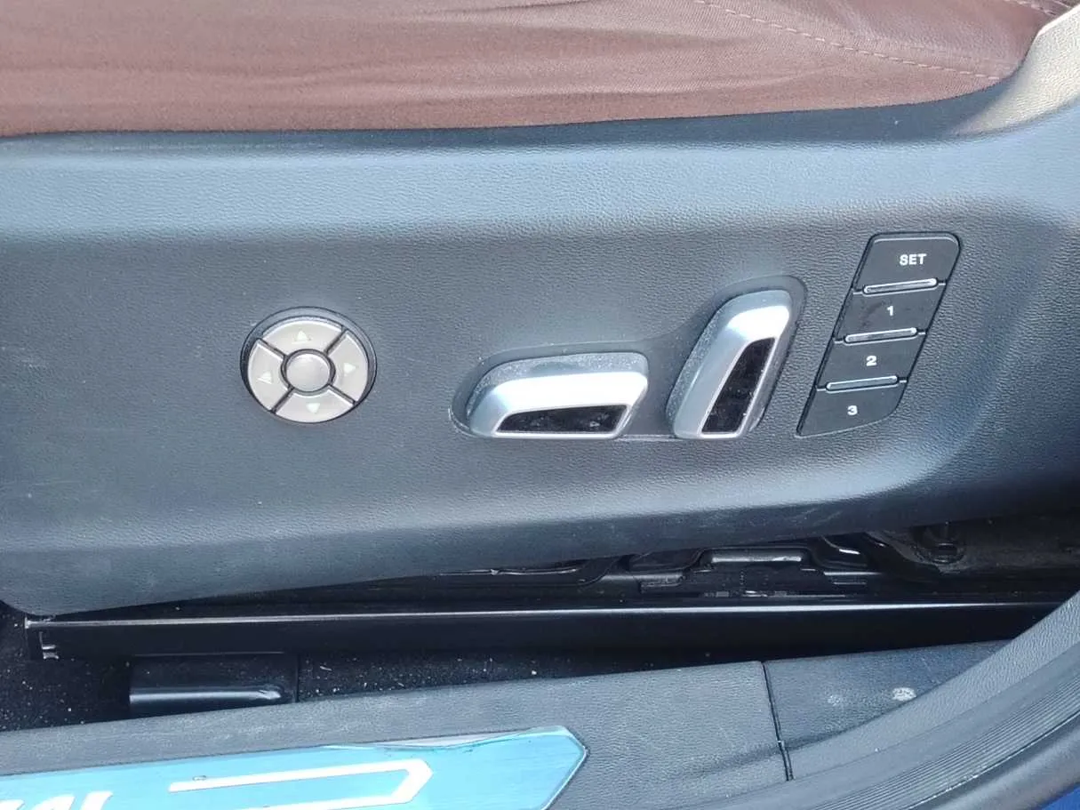 Car image 28