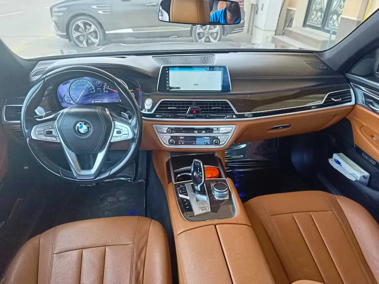 Car image 18