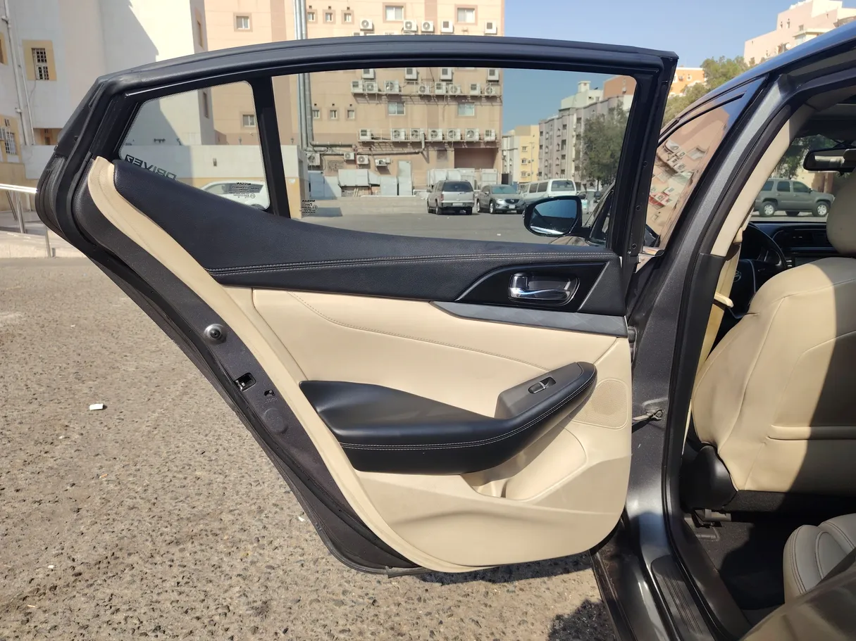 Car image 14