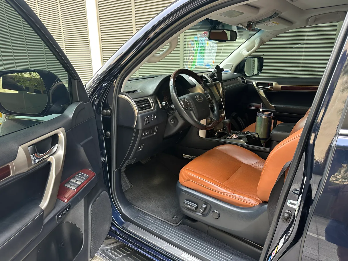 Car image 5