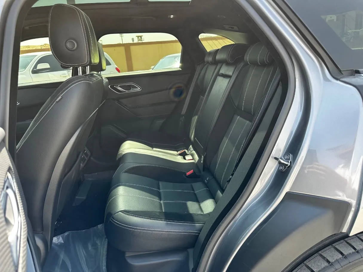Car image 14