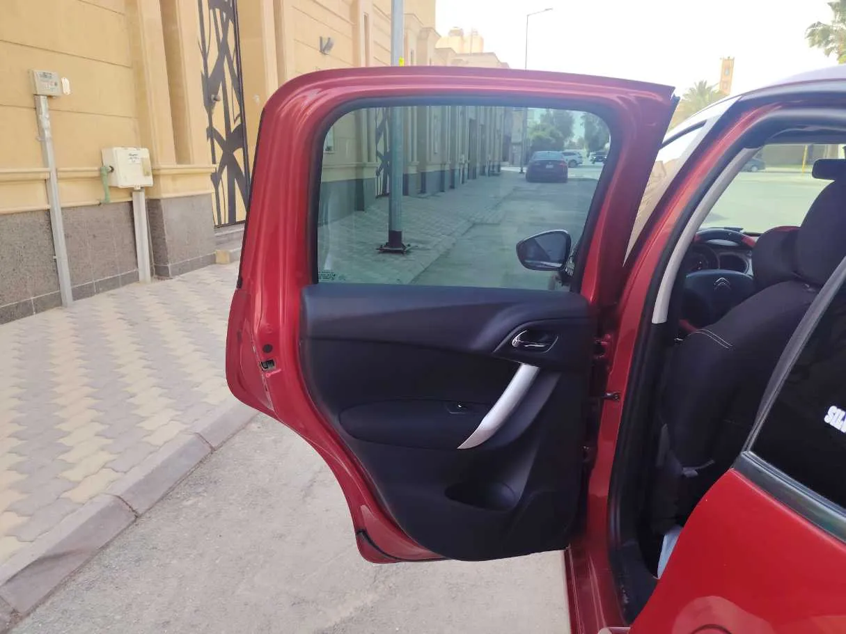 Car image 15