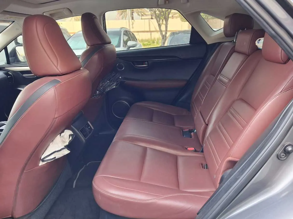 Car image 12