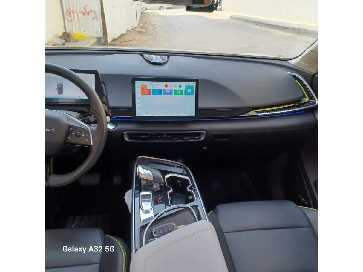 Car image 14