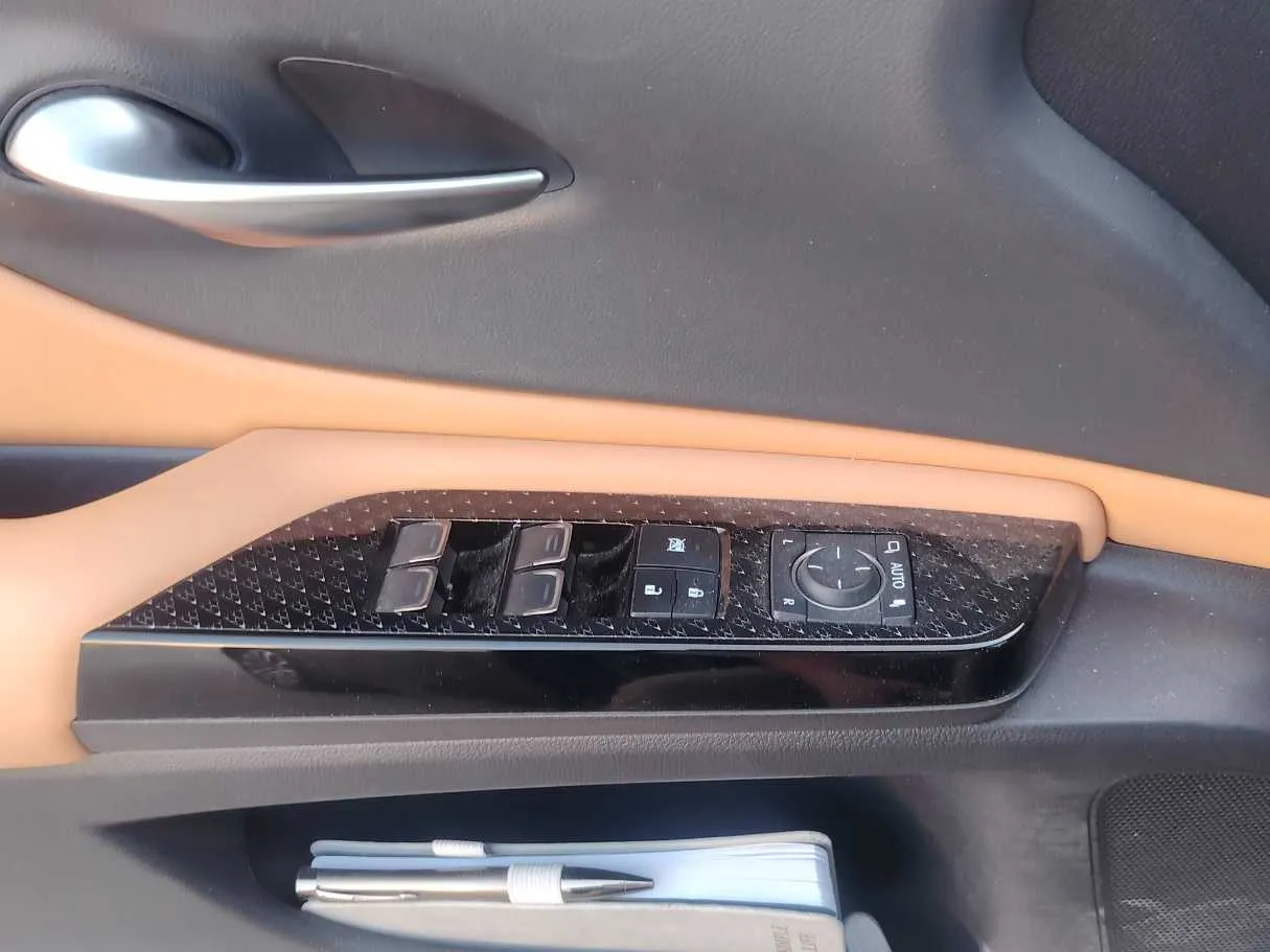 Car image 24