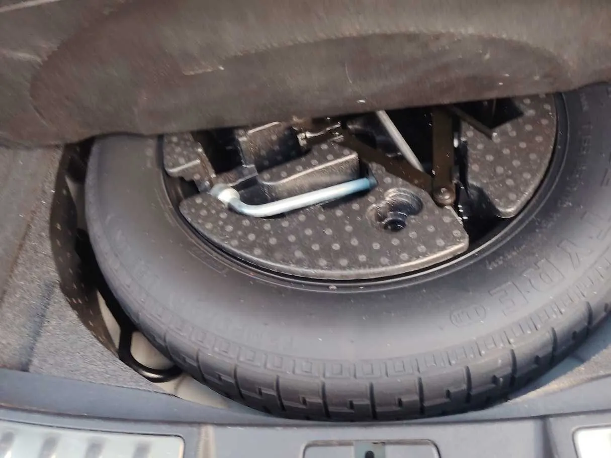 Car image 30