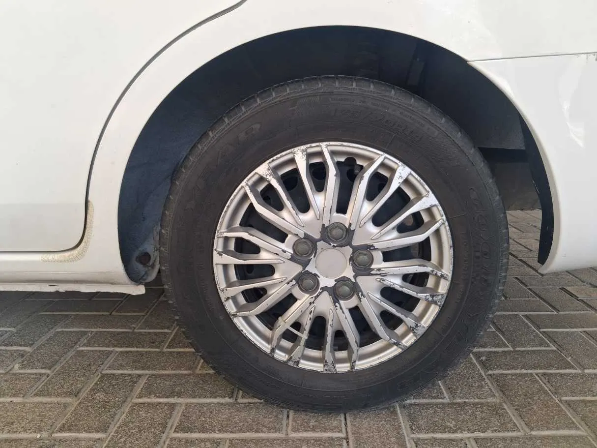 Car image 9