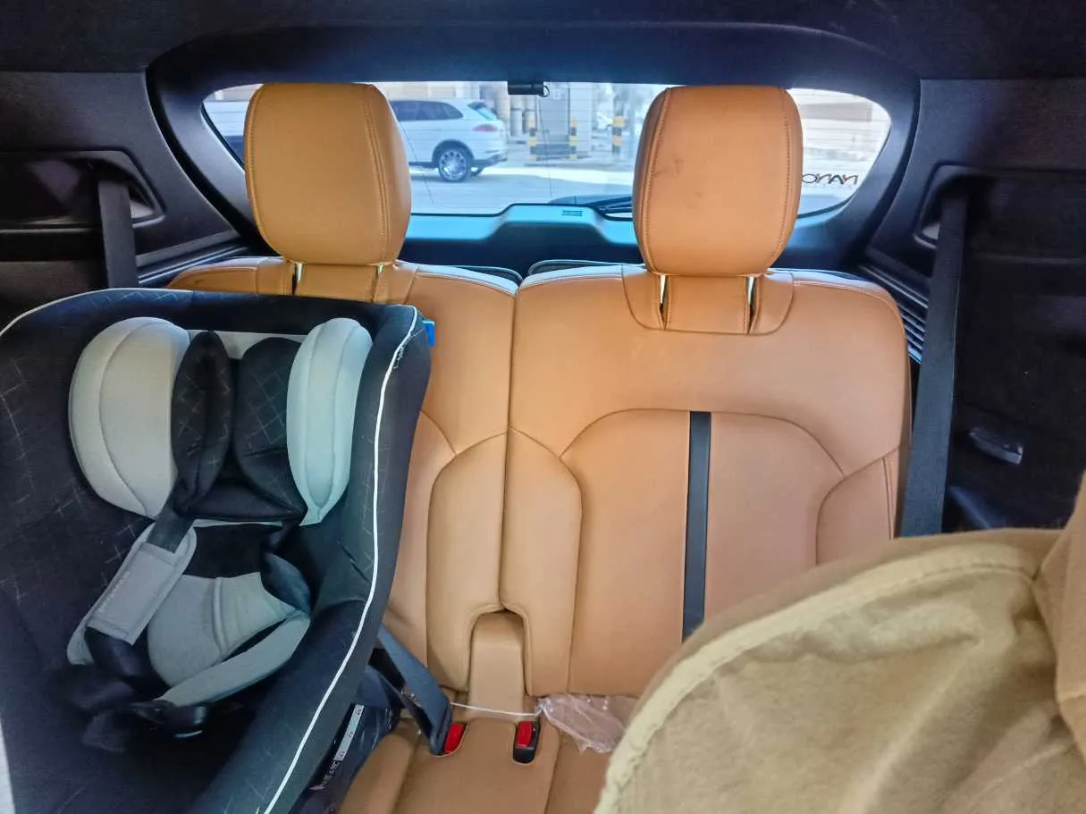 Car image 19