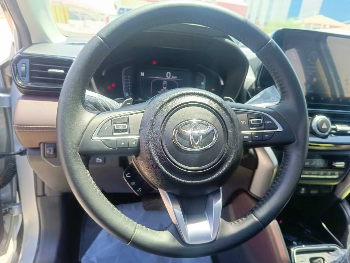 Car image 25
