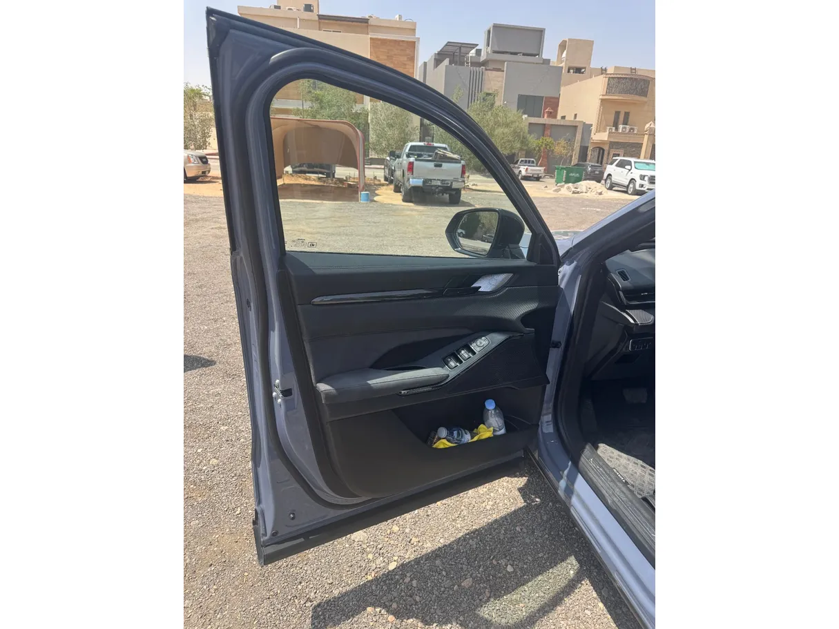Car image 10