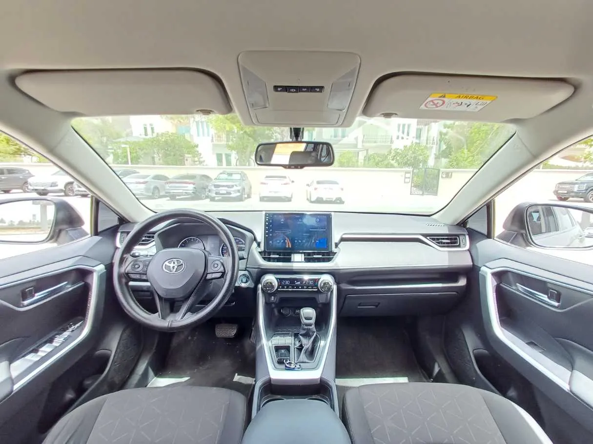 Car image 14