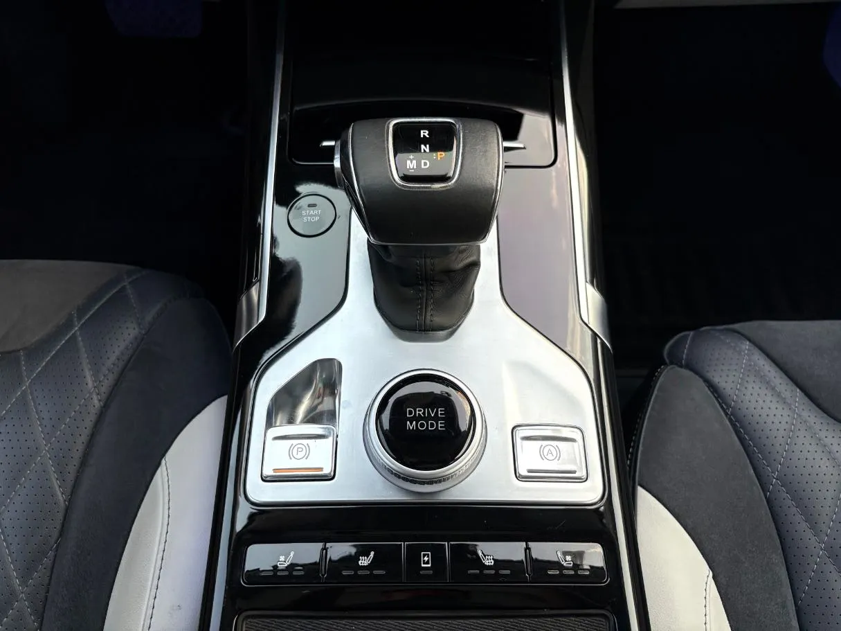 Car image 19