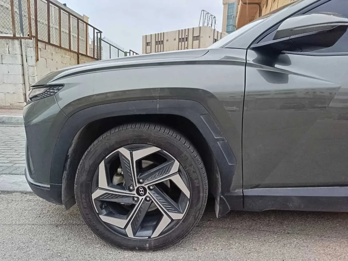 Car image 9