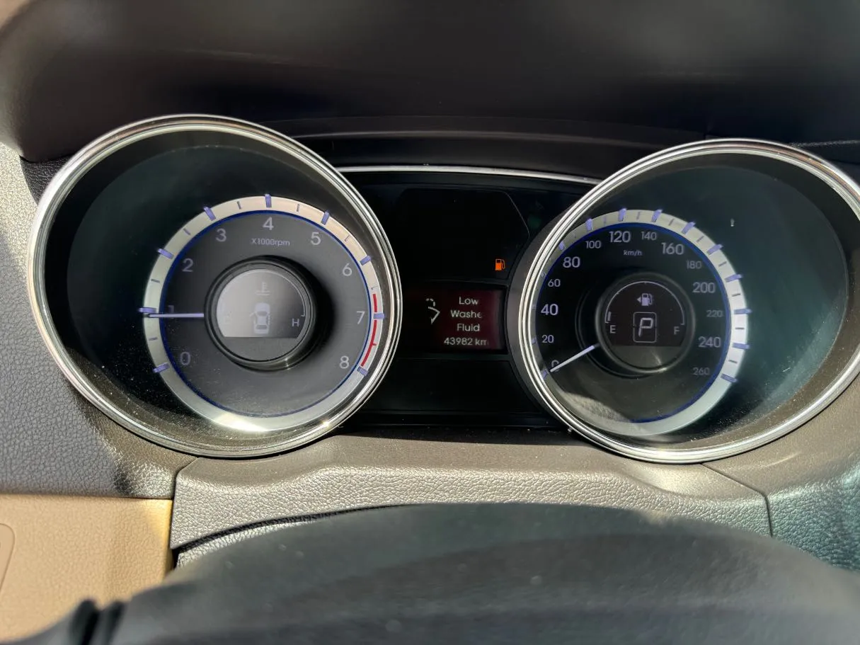 Car image 19