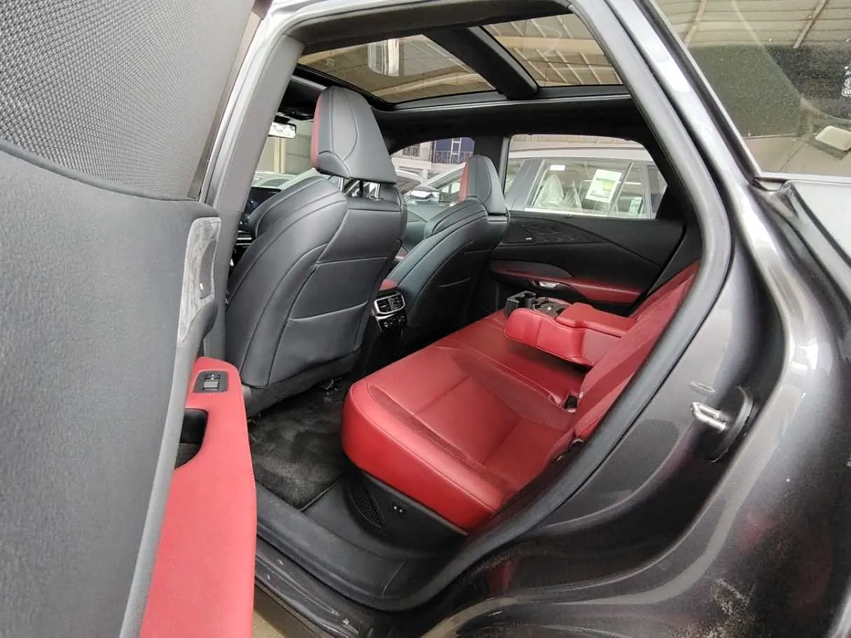 Car image 24
