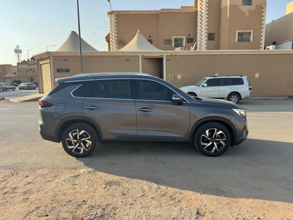 Car image 4
