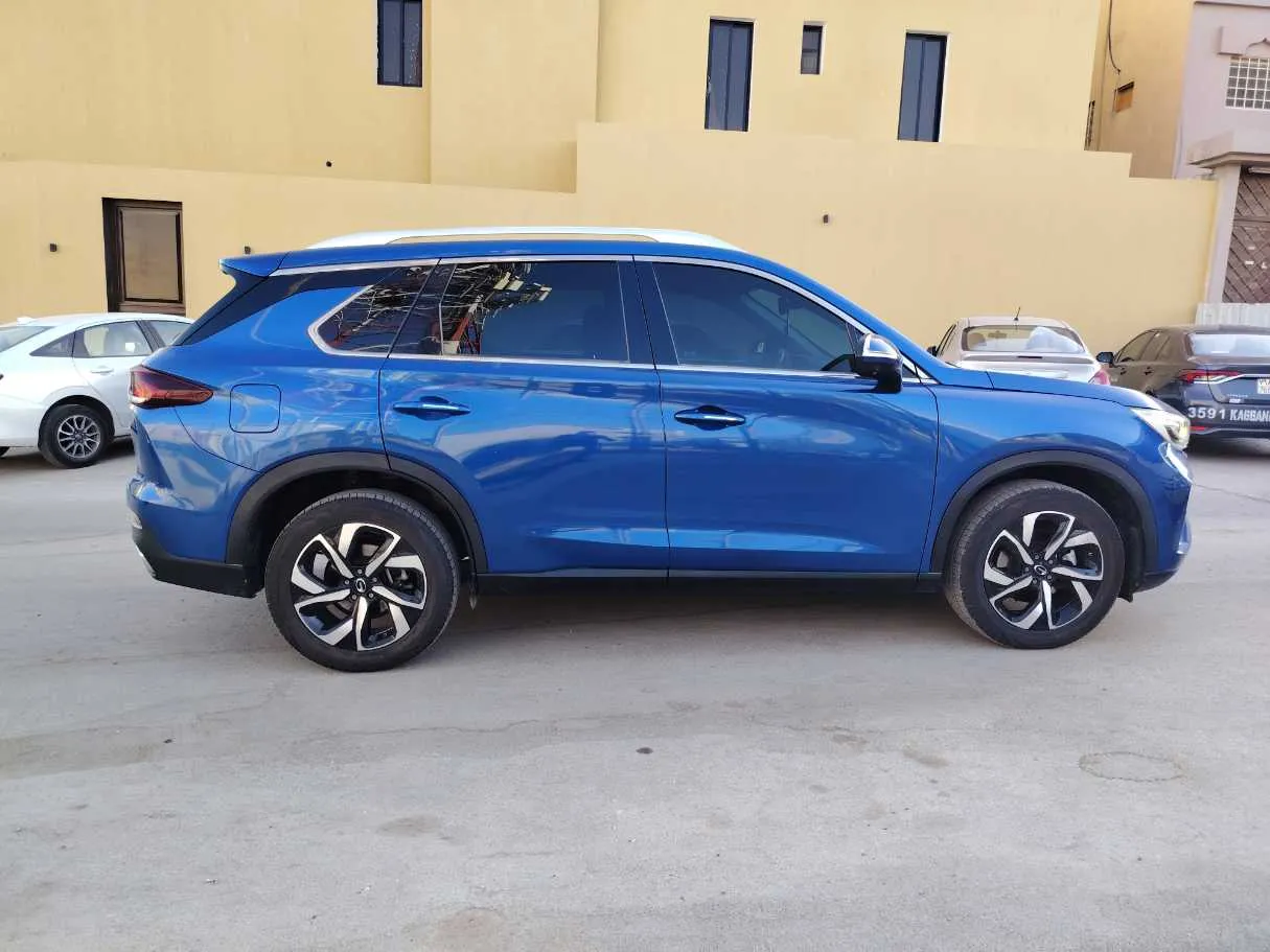 Car image 4