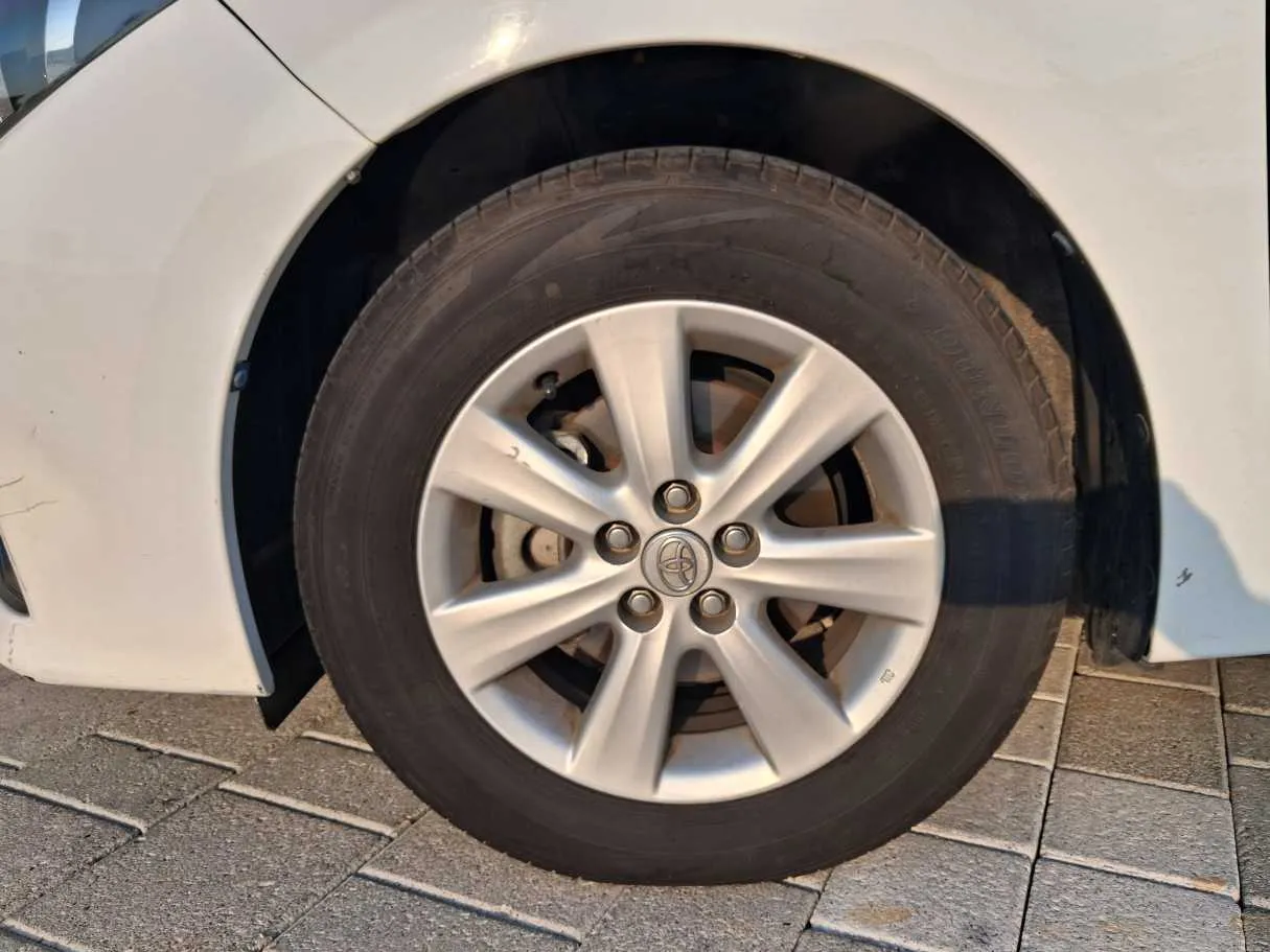 Car image 9