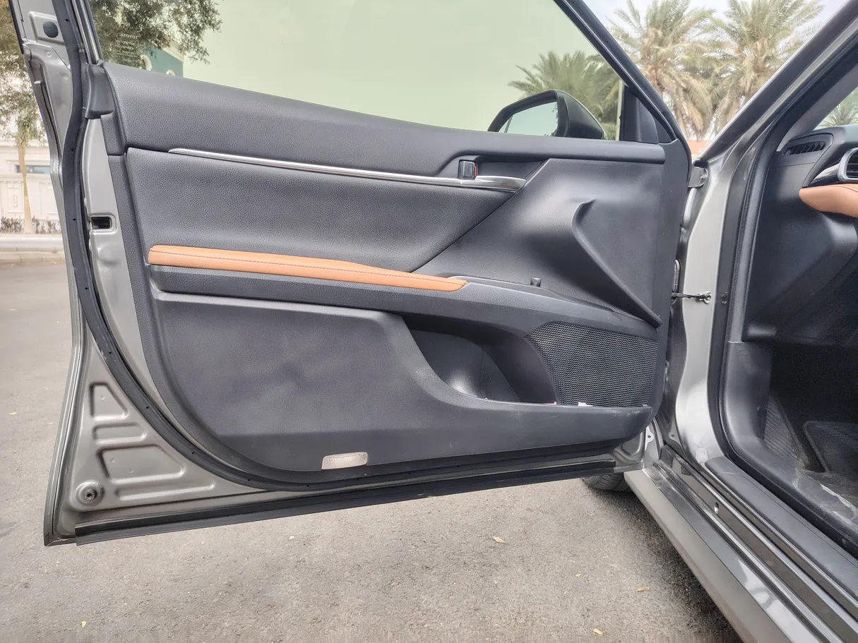 Car image 10