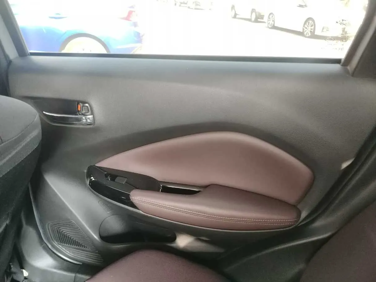 Car image 32