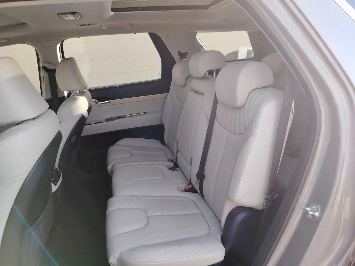 Car image 16