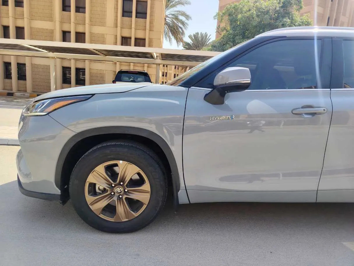 Car image 9