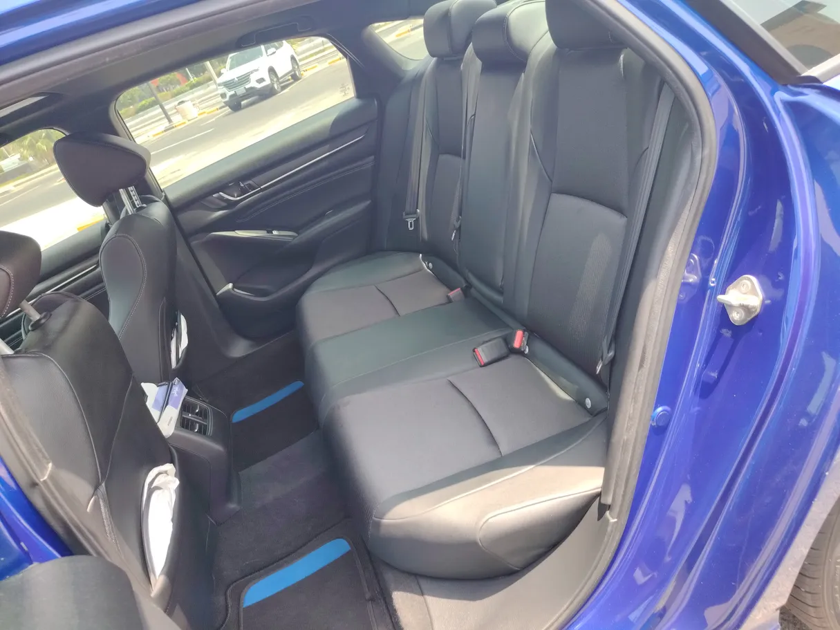 Car image 16