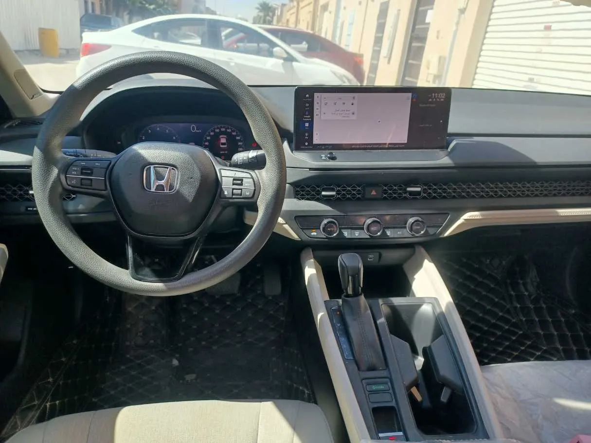 Car image 16