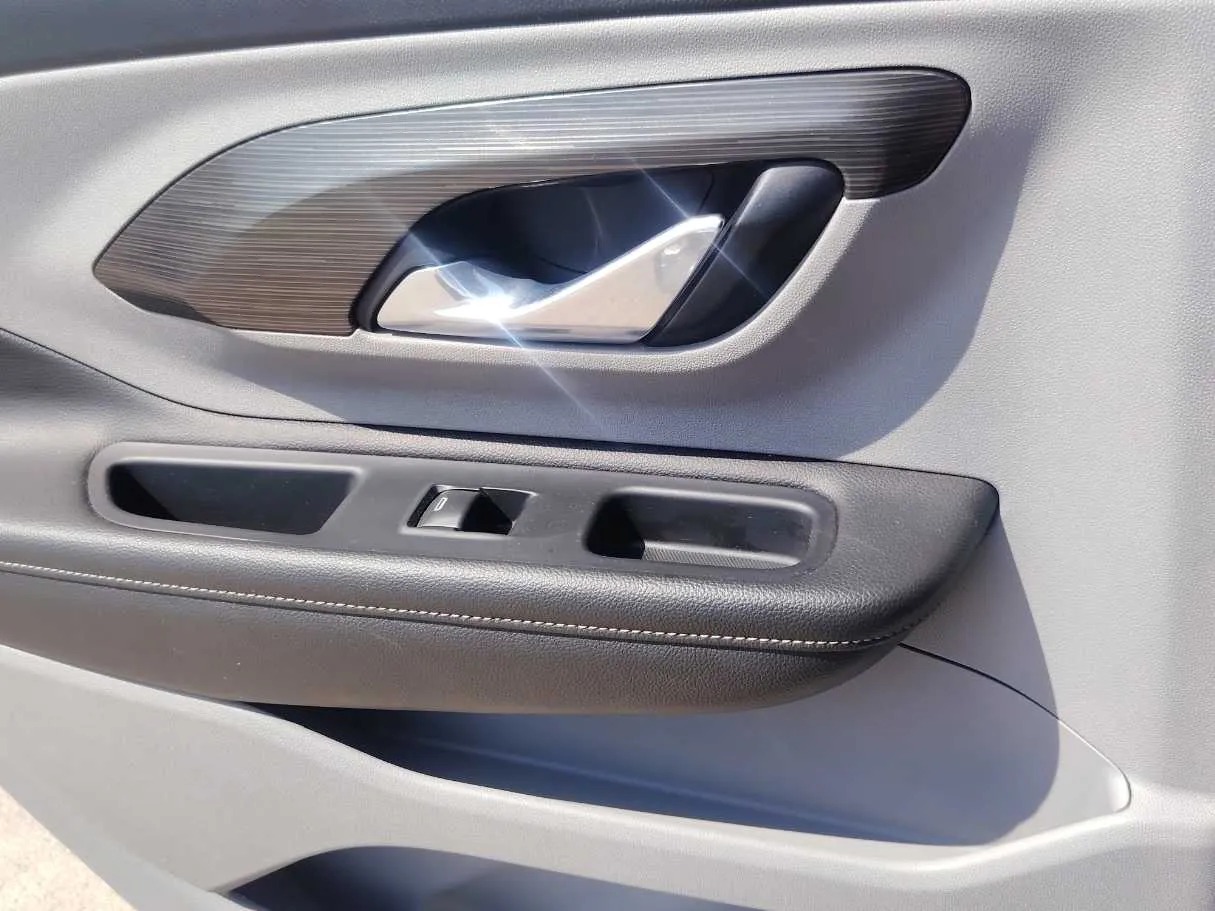 Car image 26