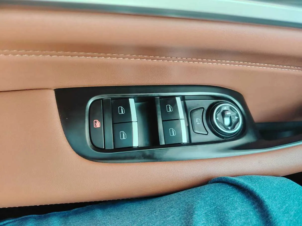 Car image 35