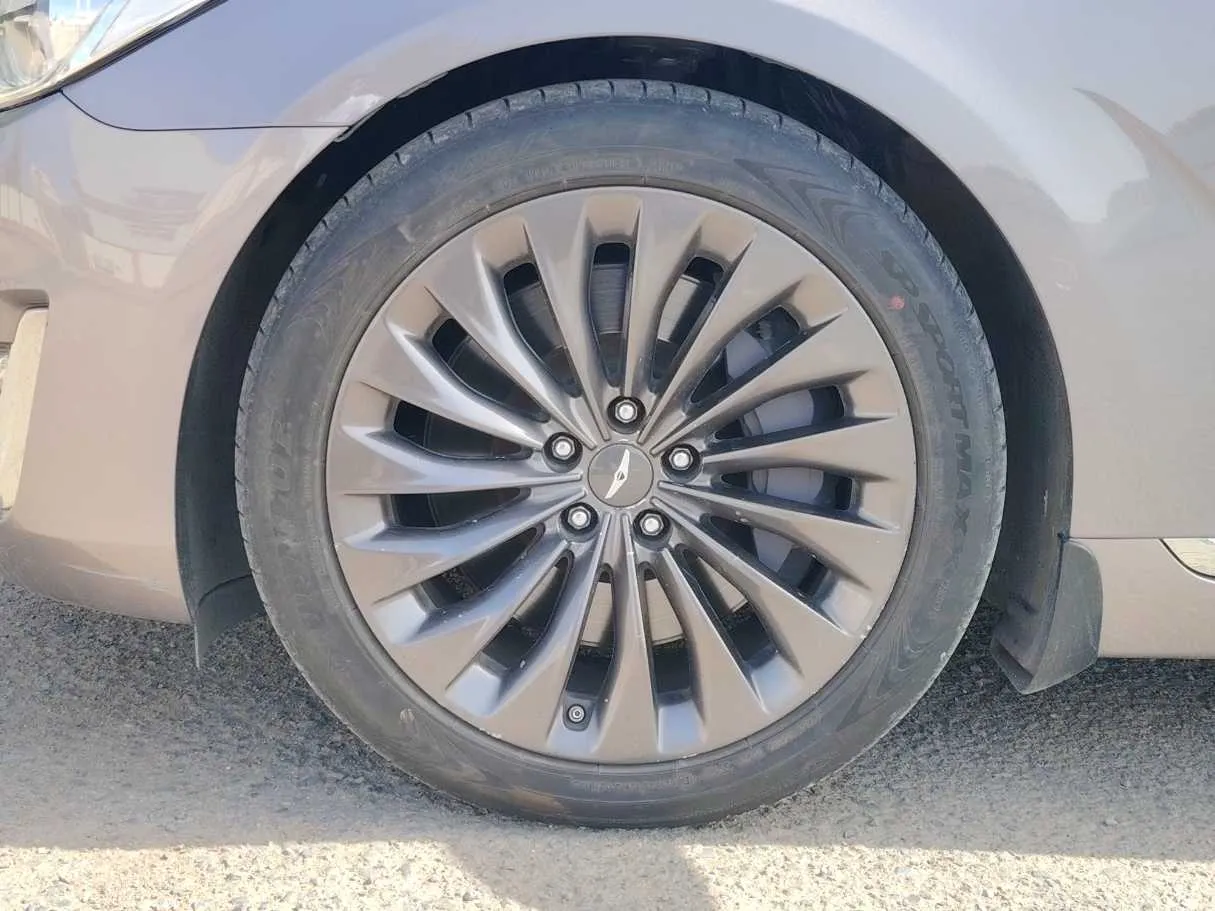Car image 10