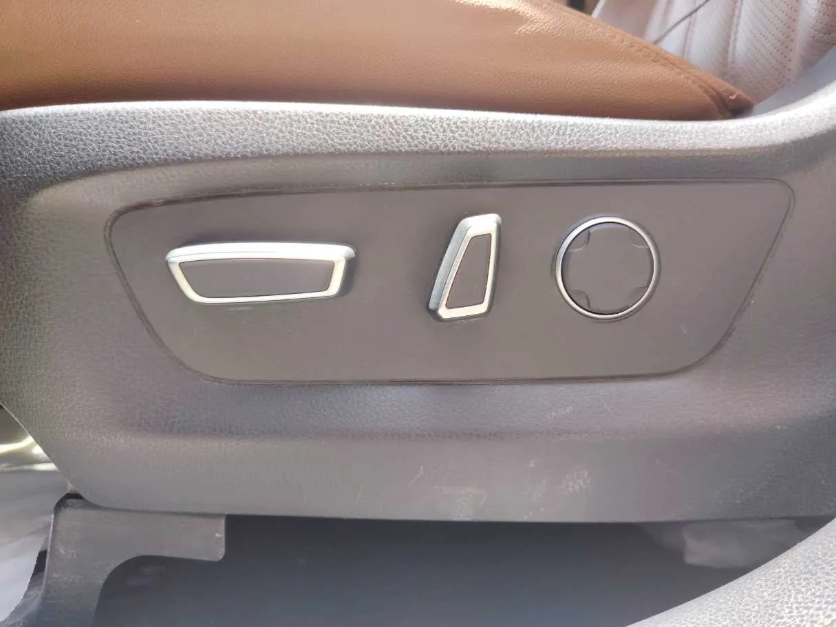 Car image 29