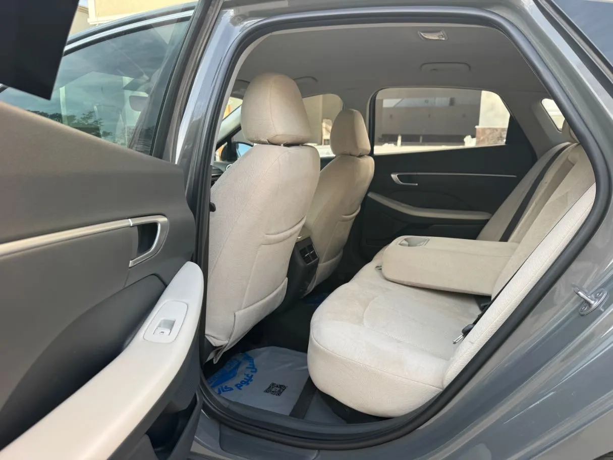 Car image 13