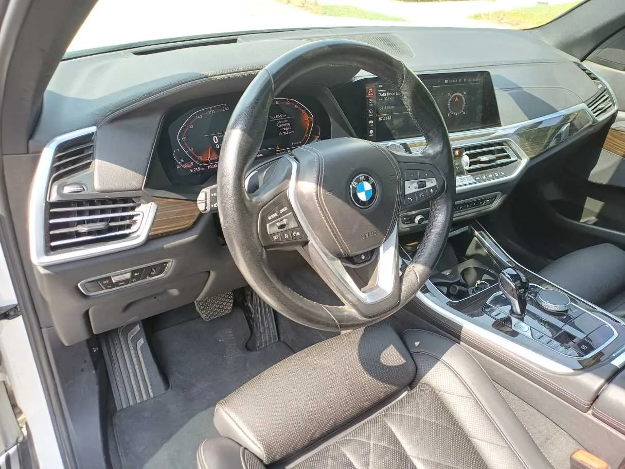 Car image 11