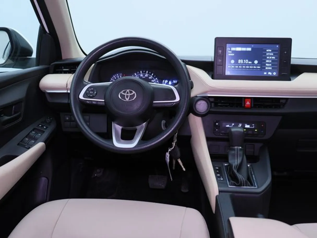 Car image 15