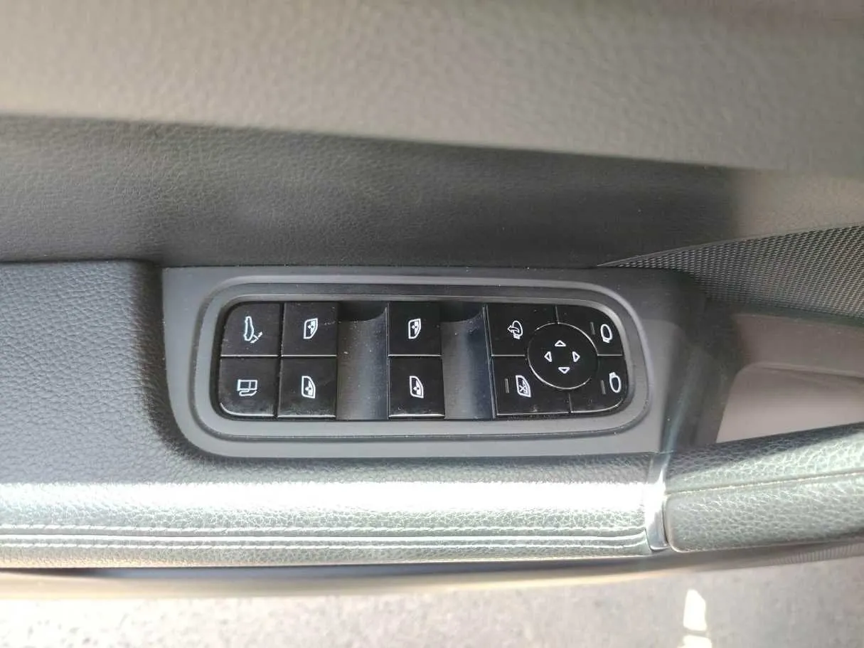 Car image 38