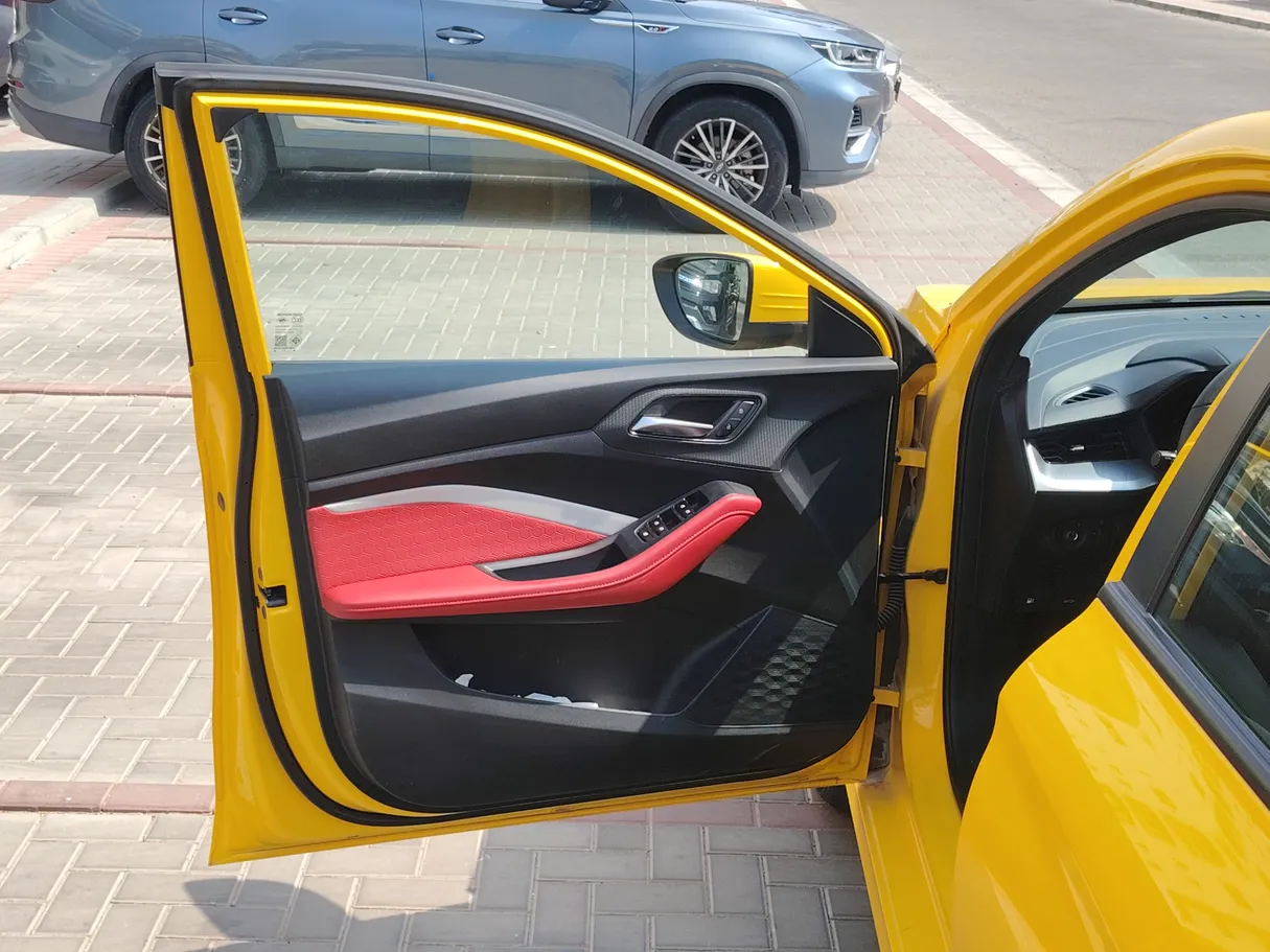 Car image 11