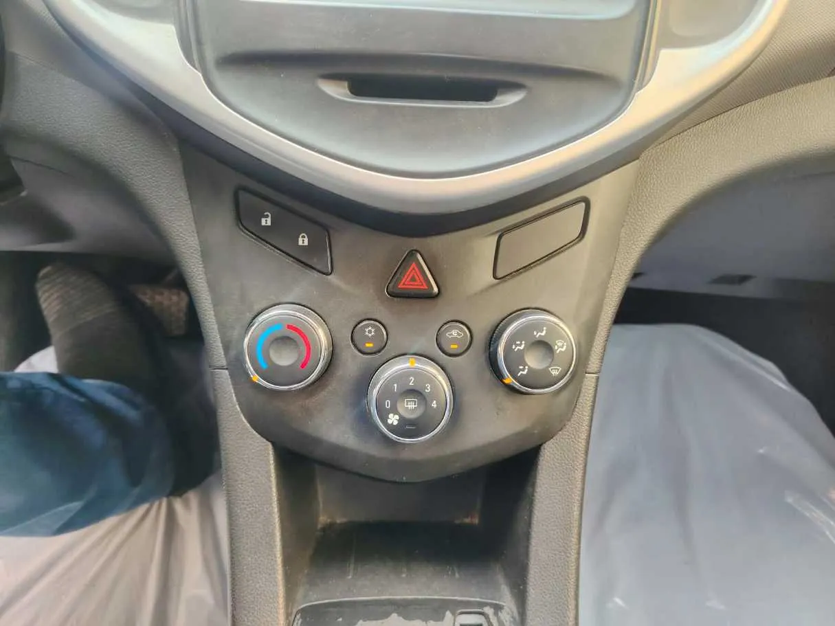 Car image 25